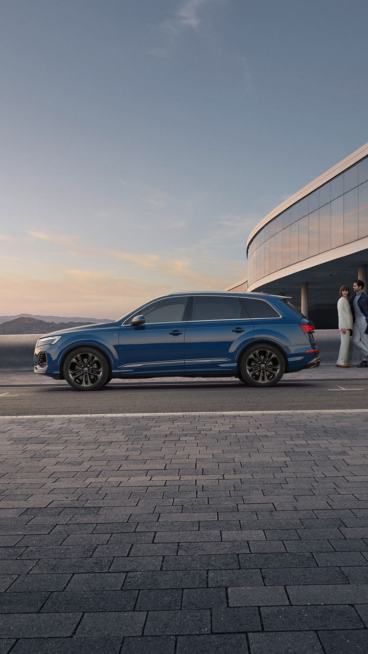 Side view Q7 SUV