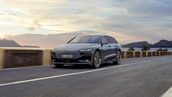 Audi A6 Avant e-tron en mouvement sur la route