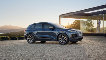 Audi Q6 SUV e-tron debout devant la maison