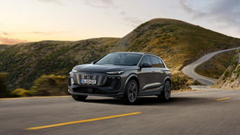 Audi SQ6 SUV e-tron en marche sur une route de montagne