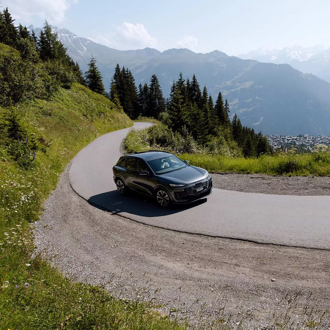 Audi SQ6 SUV e-tron fahrend auf einer Bergstrasse
