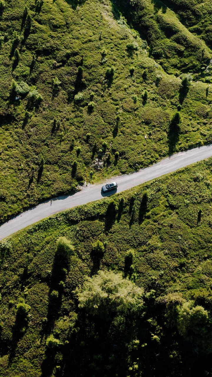 Bergrasse in Verbier, auf der ein Audi SQ6 SUV e-tron fährt