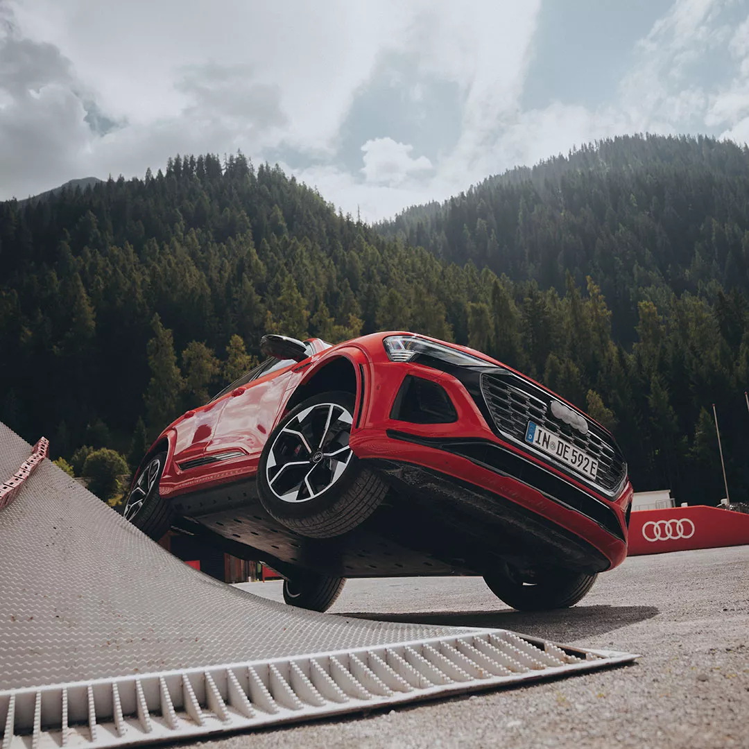 Audi Q8 e-tron stehend auf dem Parcour