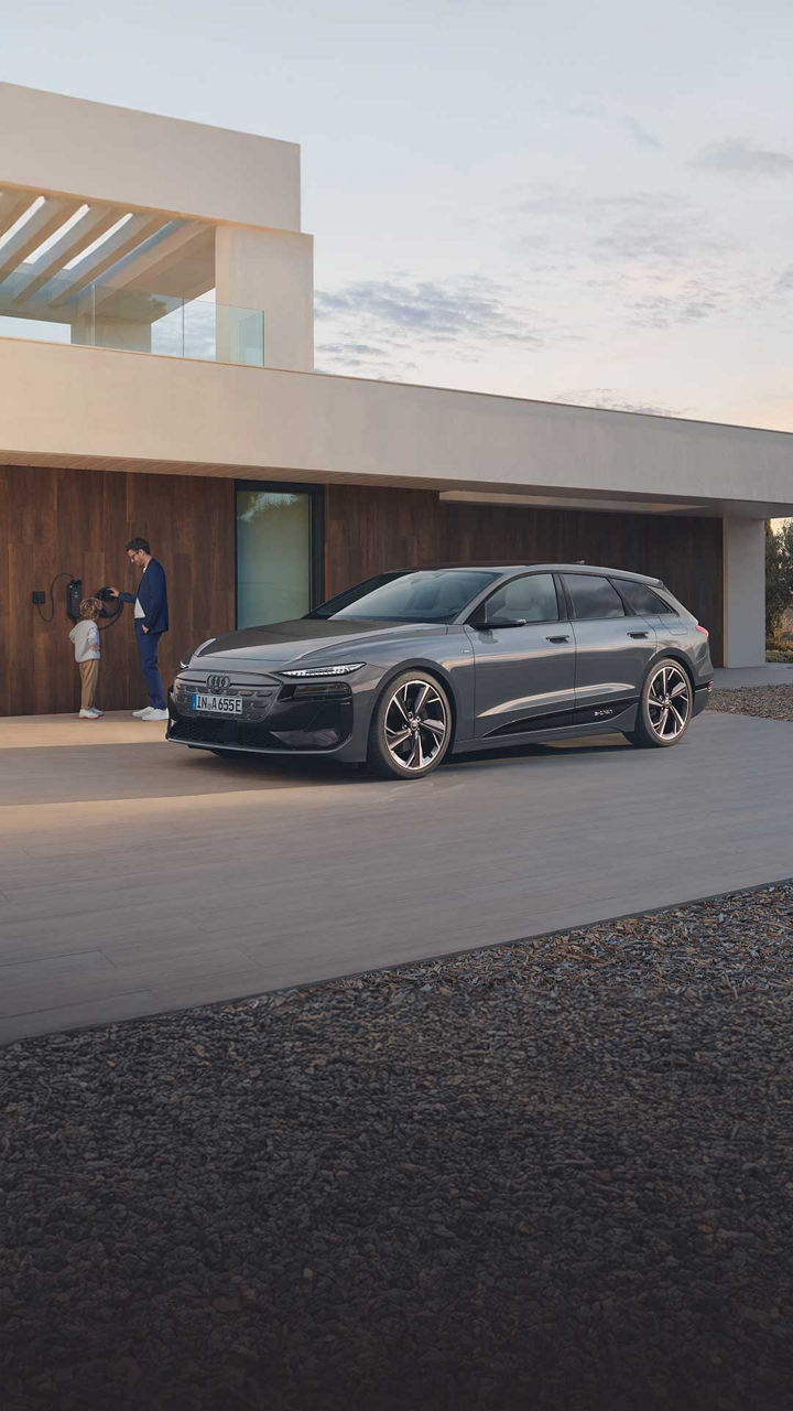 Audi A6 Avant e-tron stehend vor einem Haus