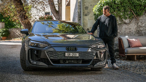 Andreas Caminada neben seinem Audi RS e-tron GT