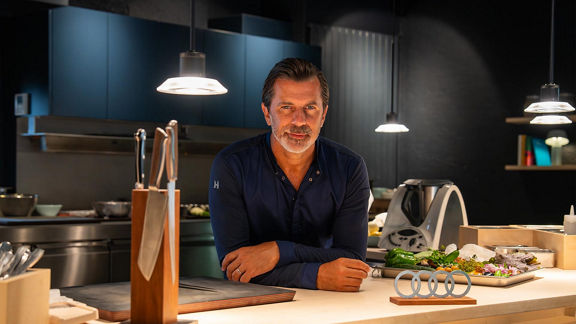 Andreas Caminada in seinem überdachten Garten