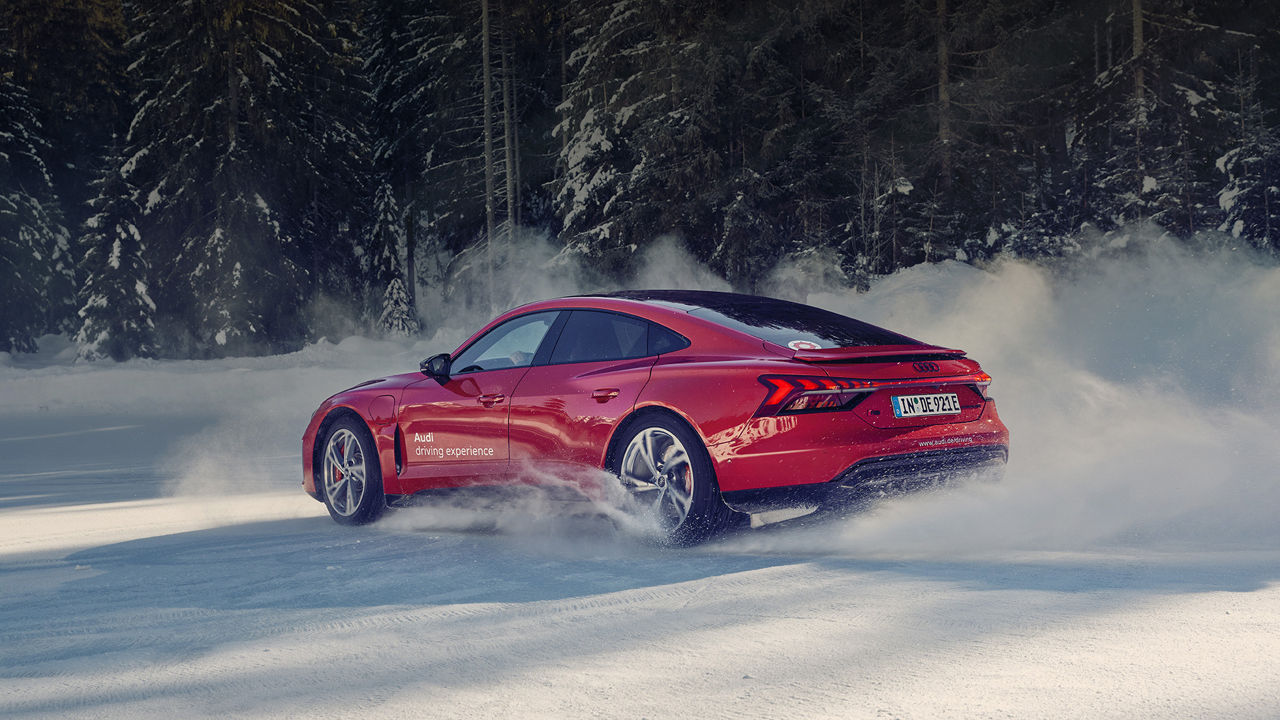 Roter Audi RS e-tron GT driftet im Schnee