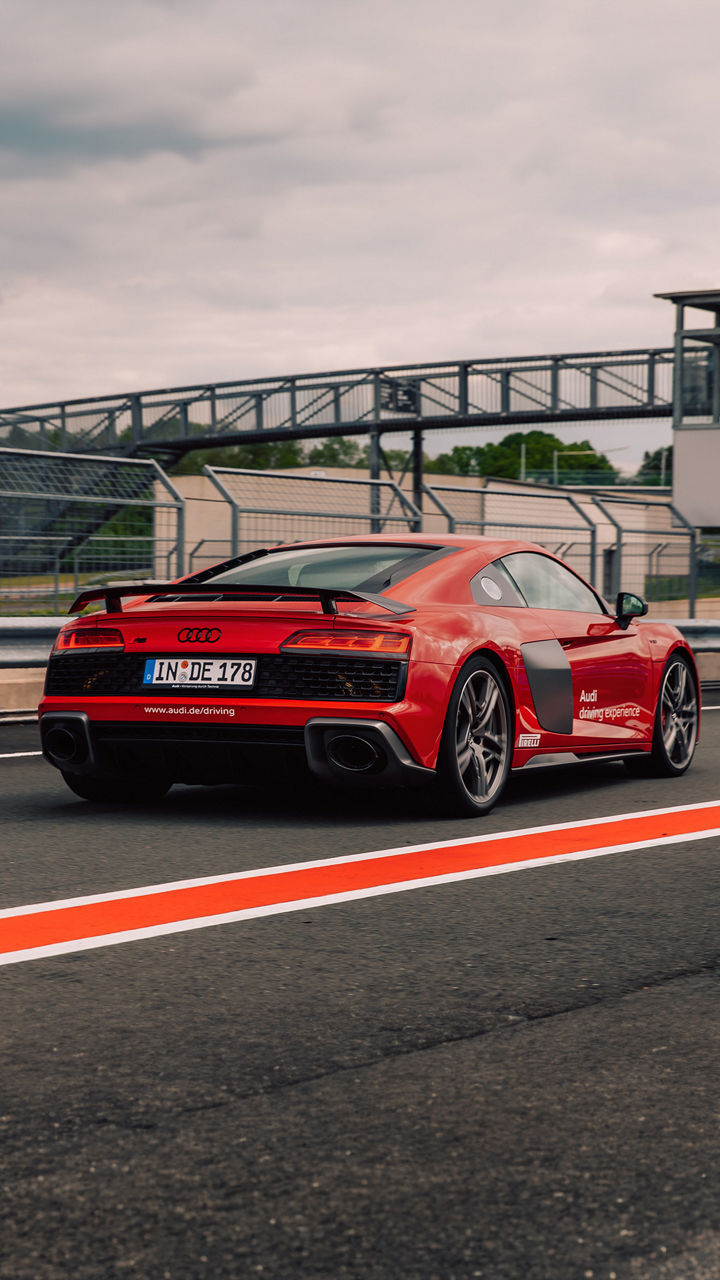 Roter Audi R8 Coupé auf einer Rennstrecke (Rückansicht)