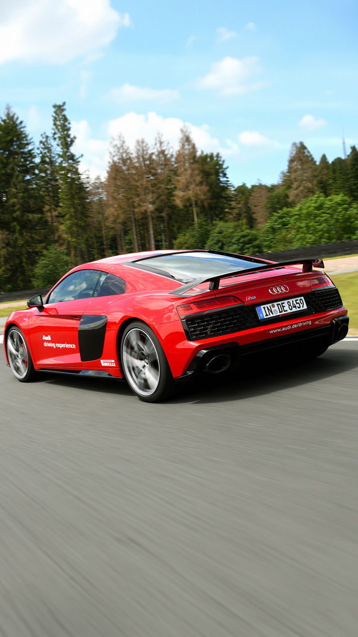 Roter Audi R8 Coupé V10 performance quattro fährt auf Rennstrecke, Heckansicht