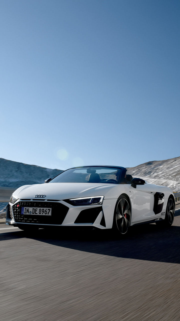 Weißer Audi R8 Spyder fährt in den Bergen