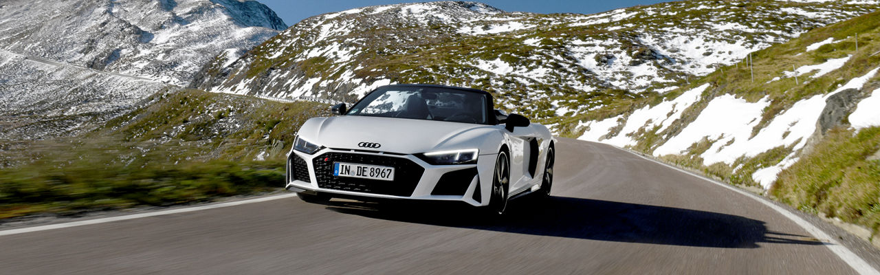 Weißer Audi R8 Spyder fährt durch die Alpen