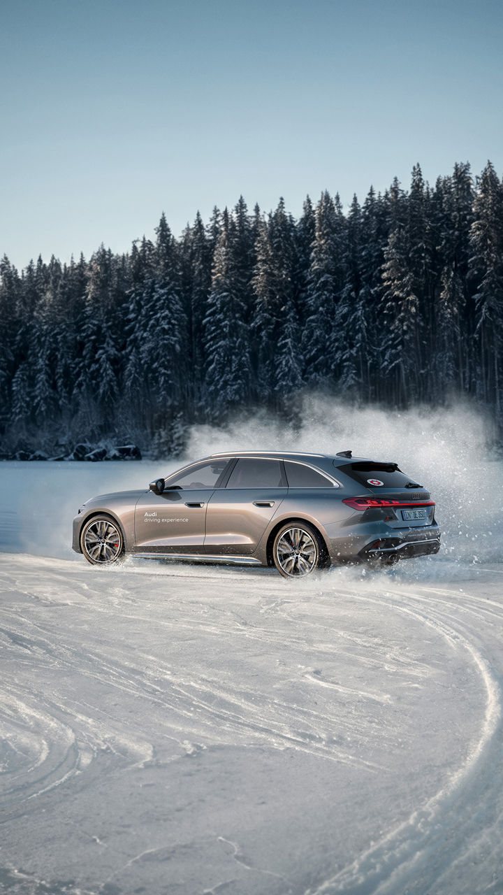Grauer Audi S5 Avant drifted im Schnee