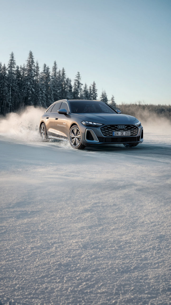 Grauer Audi S5 Avant drifted im Schnee