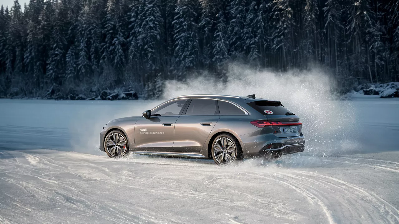 Grauer Audi S5 Avant drifted im Schnee