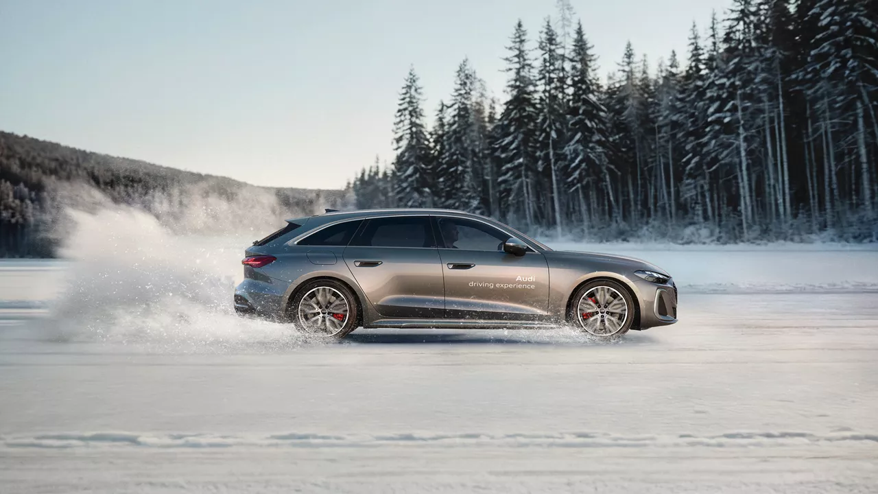 Grauer Audi S5 Avant Seitenansicht, drifted im Schnee