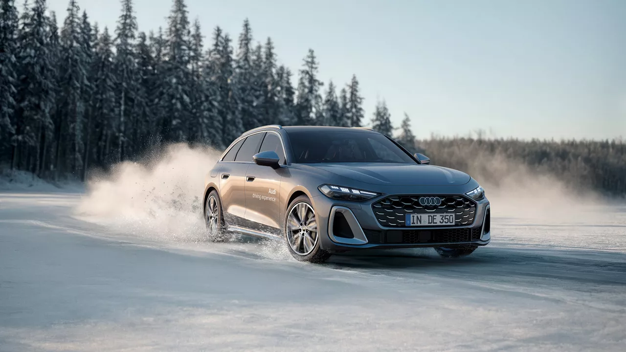 Grauer Audi S5 Avant drifted im Schnee