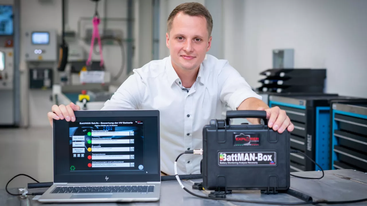 Mann zeigt Batterietechnik