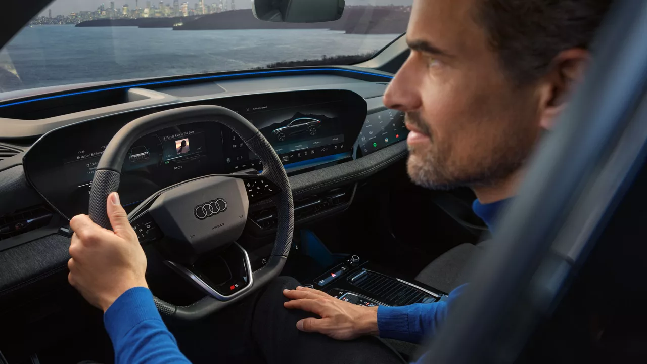 Mann sitzt in einem Elektroauto