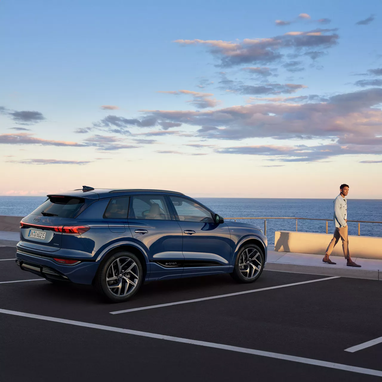 Ein Mann läuft neben einem Audi e-tron
