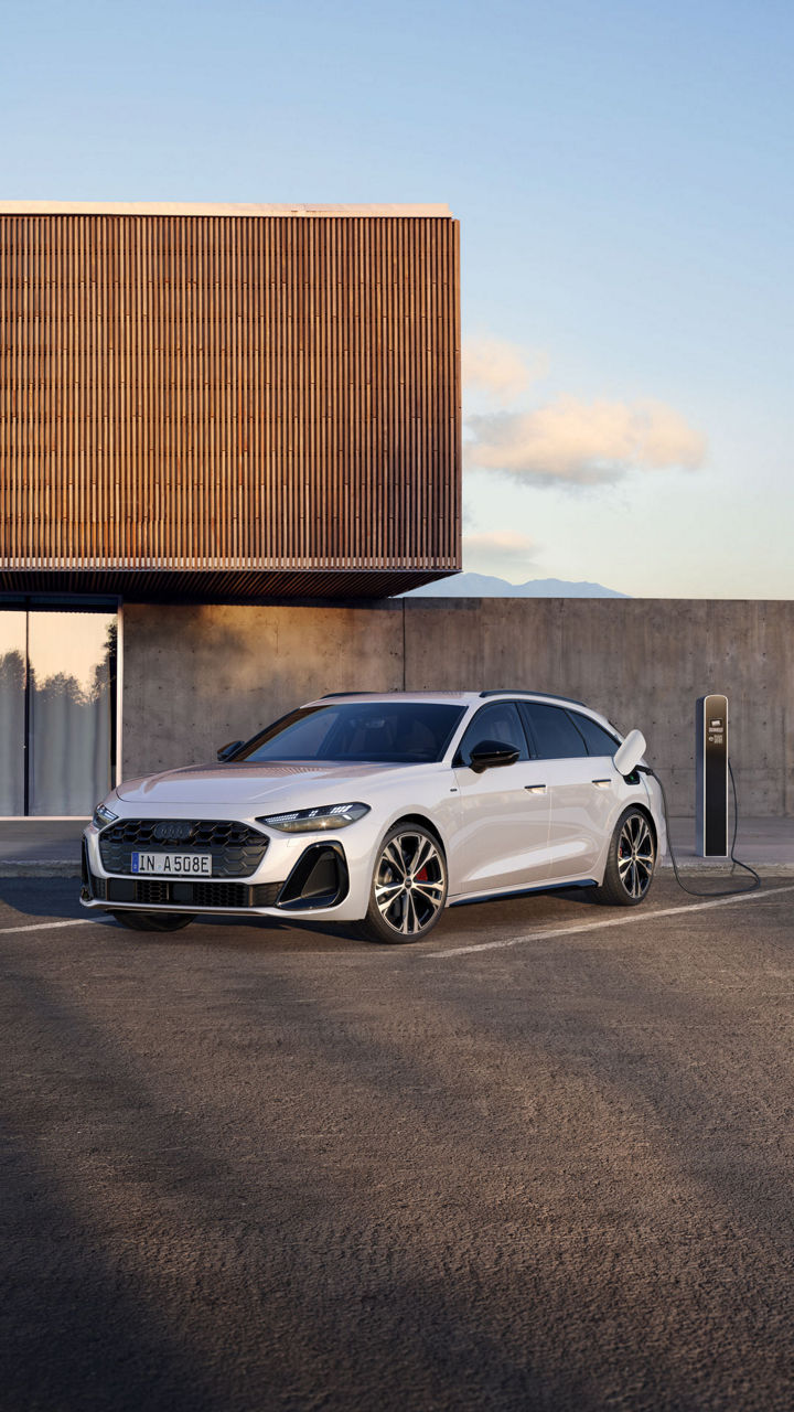 Weißer Audi A5 e-hybrid lädt auf