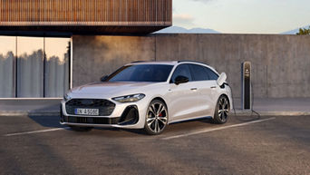 Weißer Audi A5 an der Ladestation