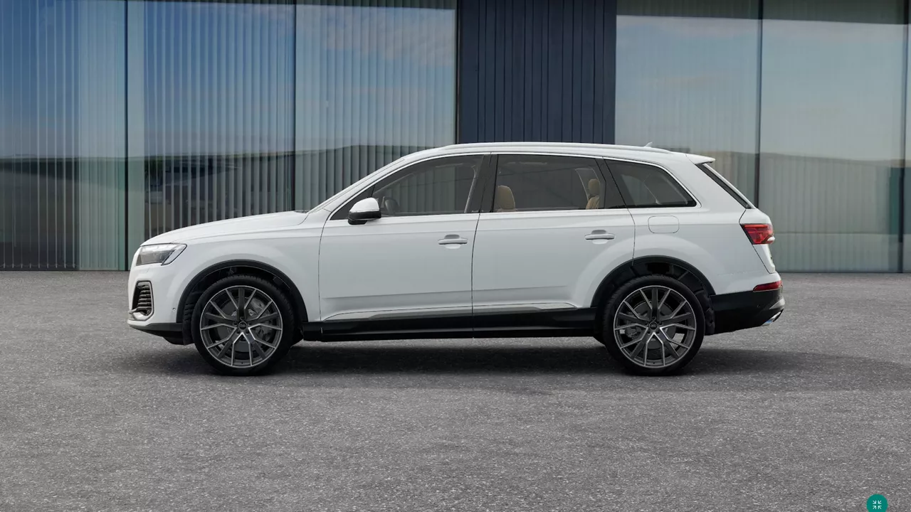 Weißer Audi Q7 SUV in Seitenansicht steht auf Asphalt vor einer modernen Glasfassade.