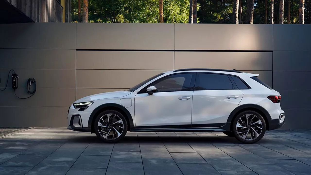 Der Audi A3 allstreet TFSI e in einer Einfahrt.