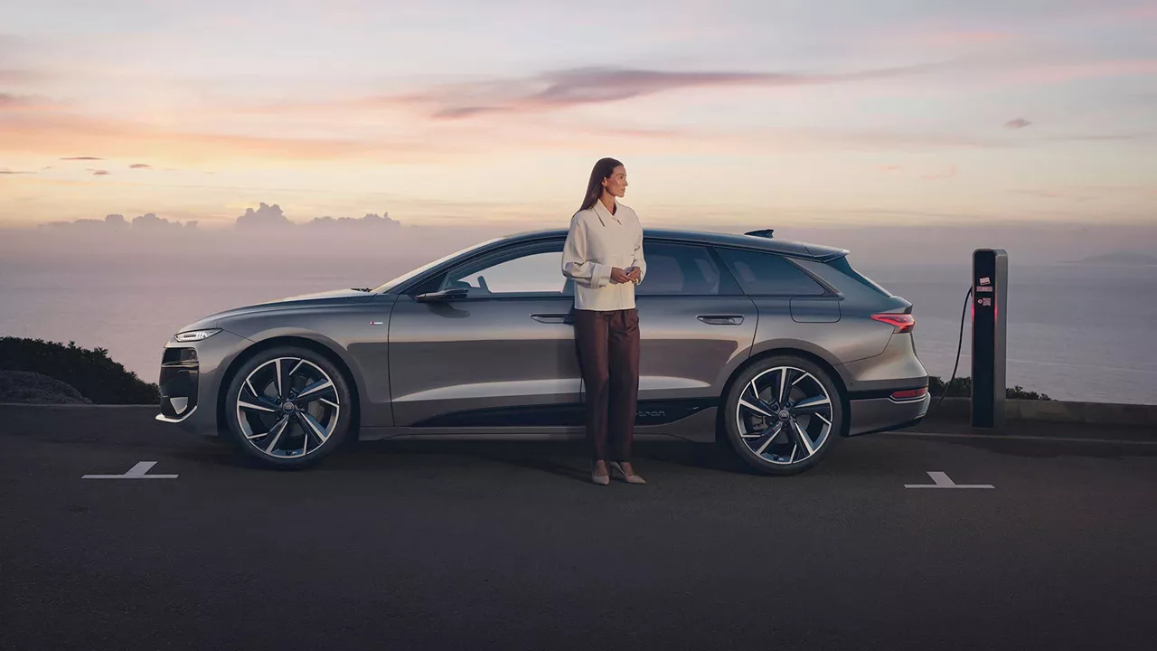 Audi Q6 e-tron steht vor einem Haus