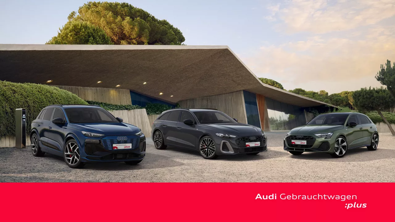 Ein grauer, ein blauer und ein grüner Audi Gebrauchtwagen vor modernem Gebäude und rotem „Audi Gebrauchtwagen :plus“-Banner.