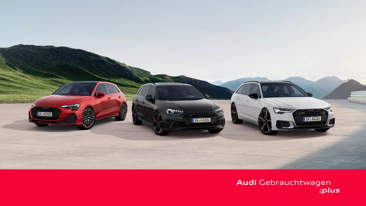 Drei Audi-Modelle in Rot, Schwarz und Weiß stehen nebeneinander vor Bergkulisse, darunter Schriftzug „Audi Gebrauchtwagen :plus“.