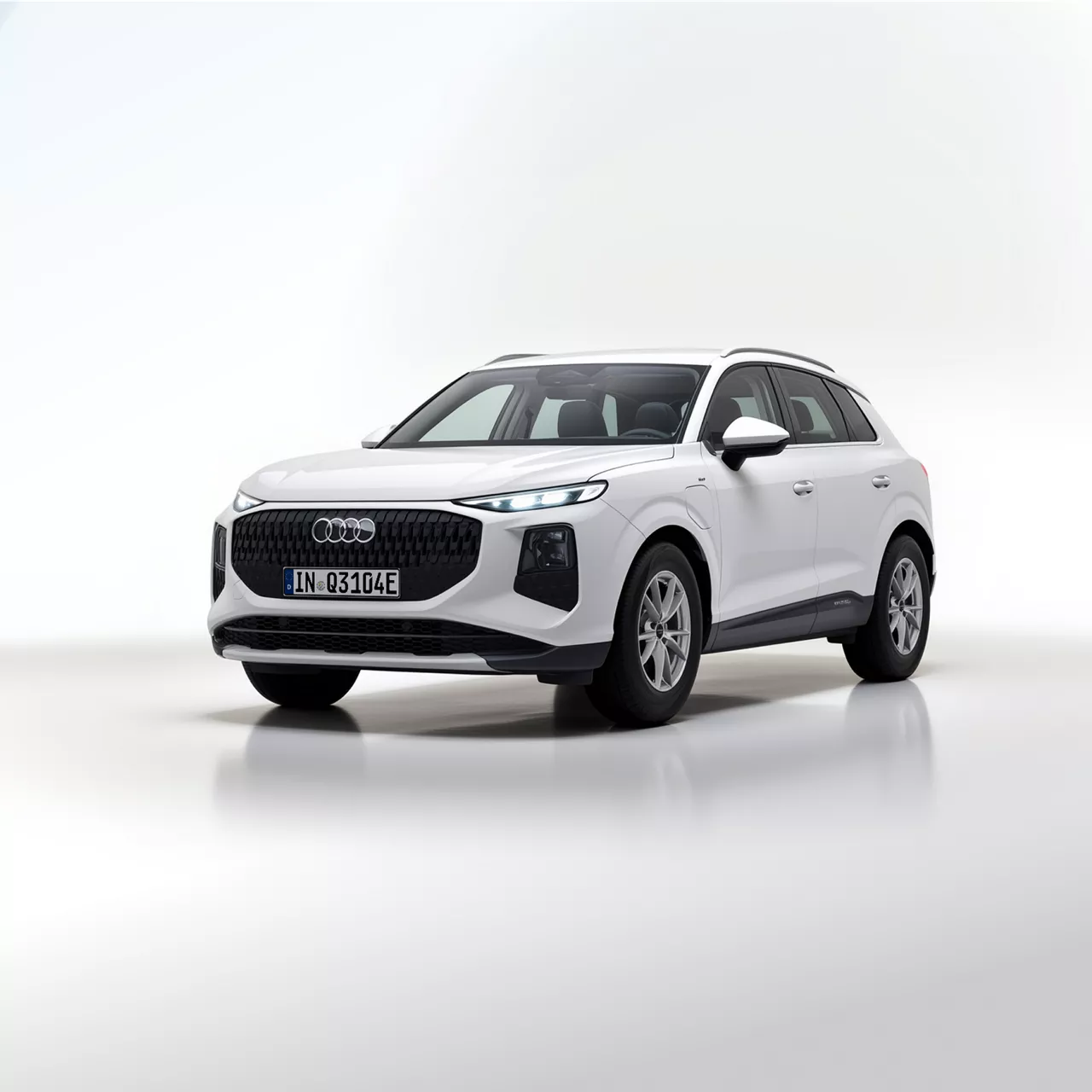 Weißer Audi vor einer Landschaft in der Seitenansicht