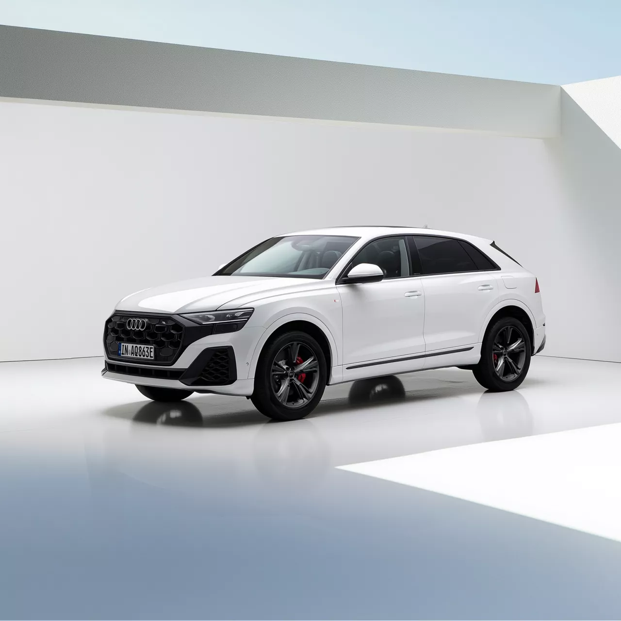Ein weißer Q8 SUV tfsi e R fährt auf einer Landstraße im Morgengrauen