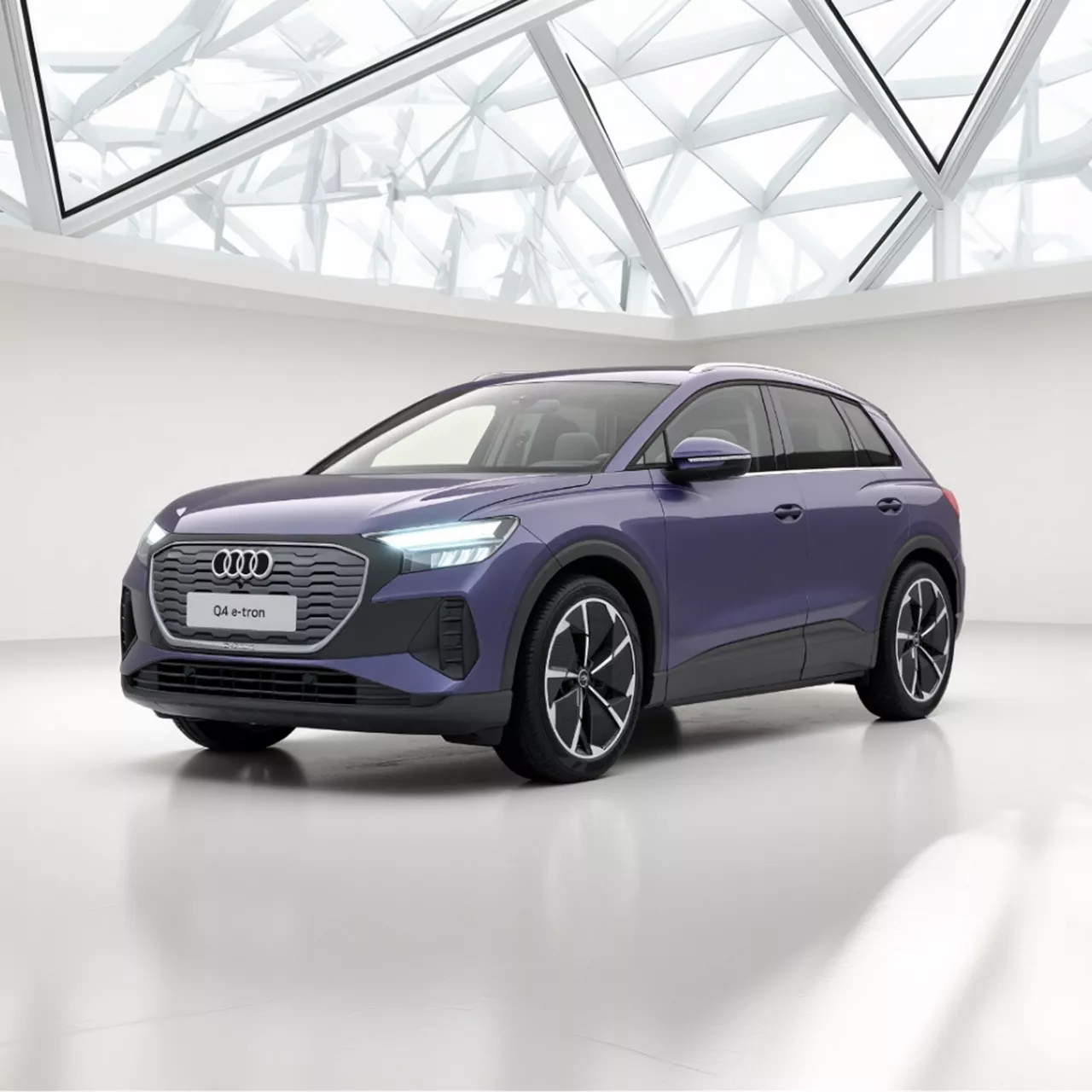 Dunkellila Audi Q4 e-tron SUV in schräger Frontansicht vor weißem Hintergrund.
