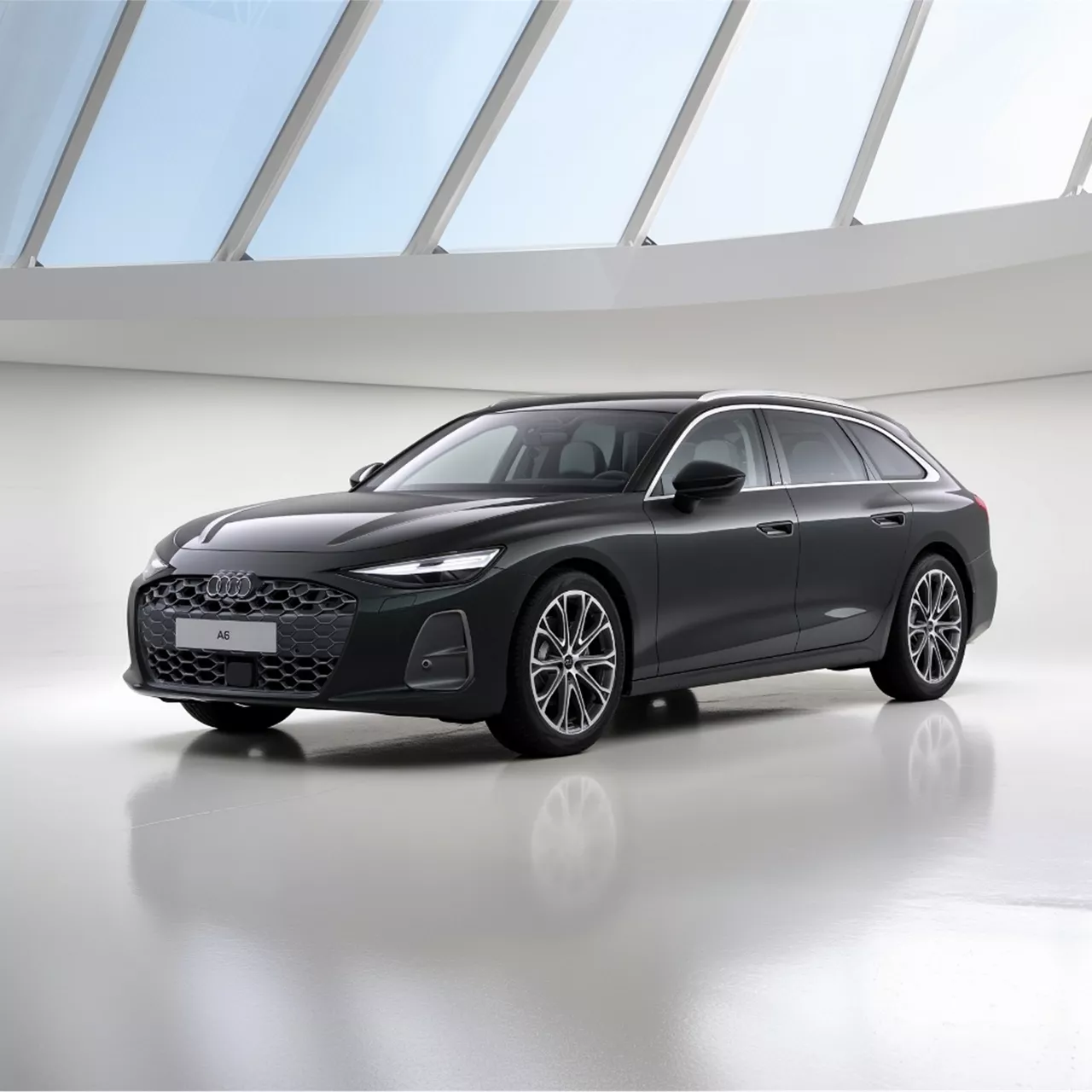 Schwarzer Audi A6 Avant schräg von vorn fotografiert.