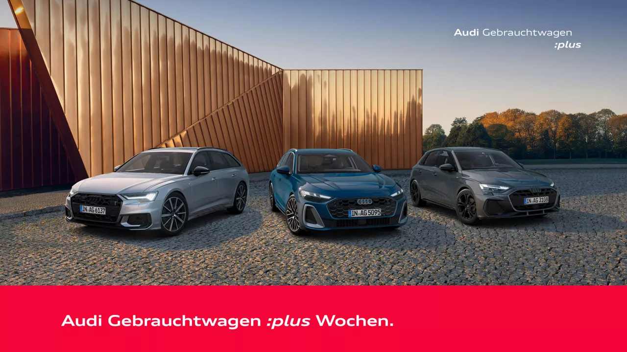Drei Audi-Fahrzeuge nebeneinander auf Kiesfläche vor moderner Architektur, Text „Audi Gebrauchtwagen :plus Wochen
