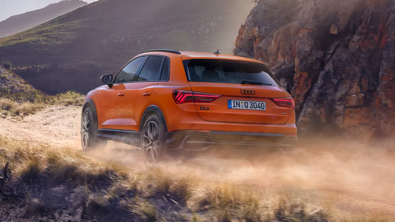 Orangener Audi fährt auf Landstraße