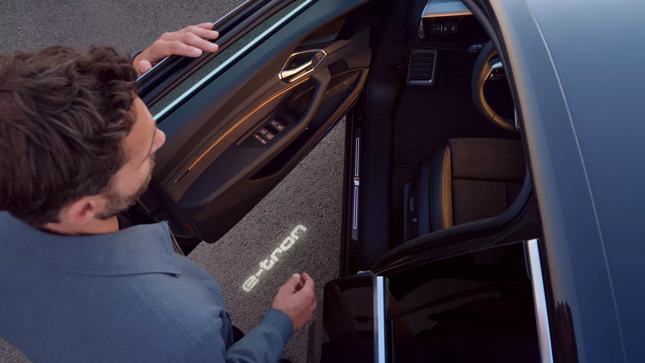 Ein Mann öffnet die Audi Tür