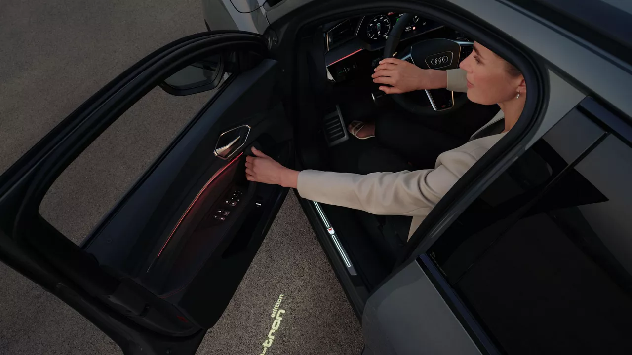 Eine Frau steigt aus einem Audi e-tron