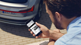 Ein Mann schaut auf sein Handy 