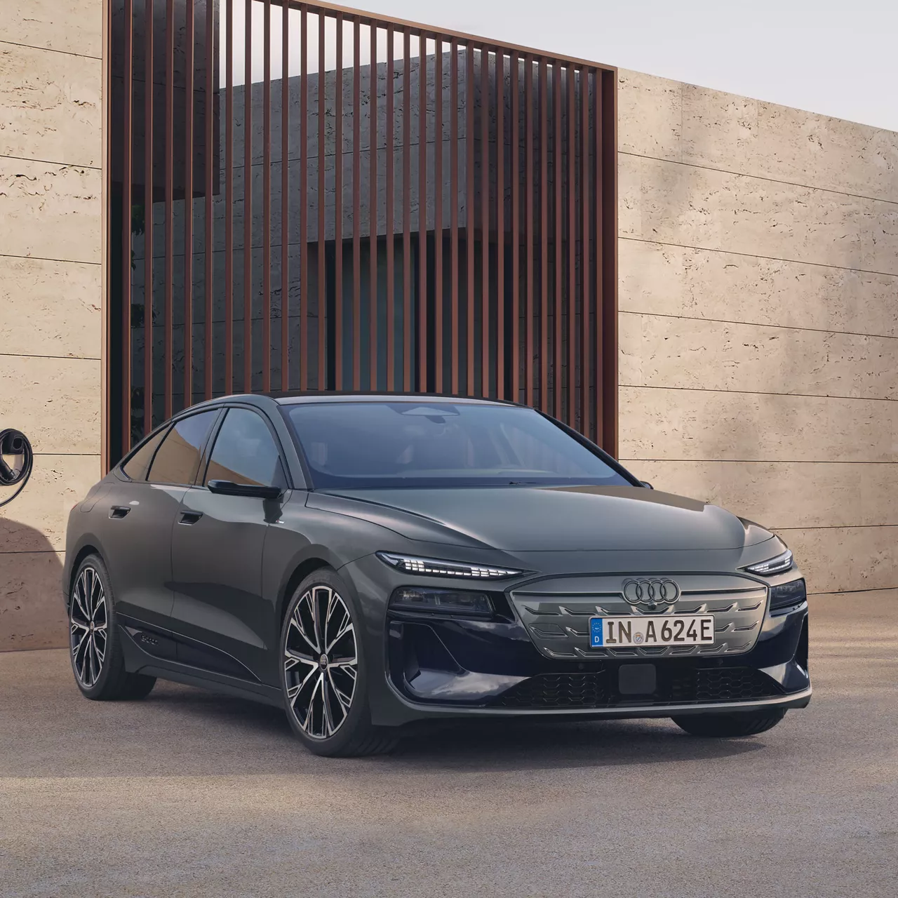 Ein dunkel grauer Audi A6 Sportback e-tron