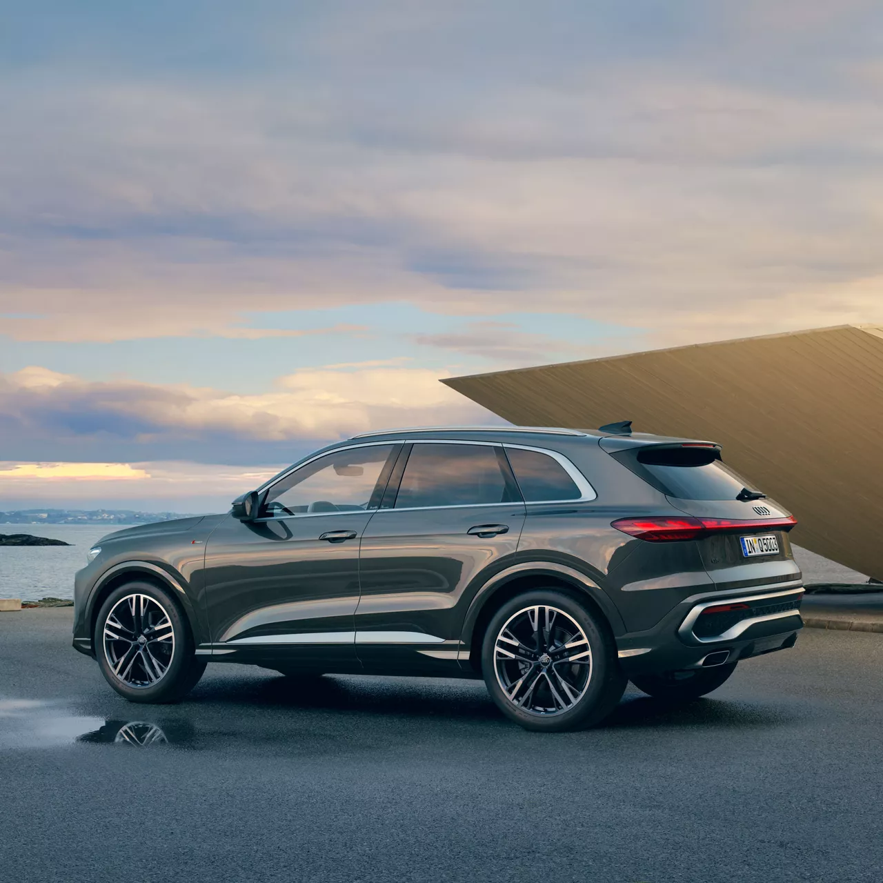 Q5 SUV vor einem Sonnenuntergang