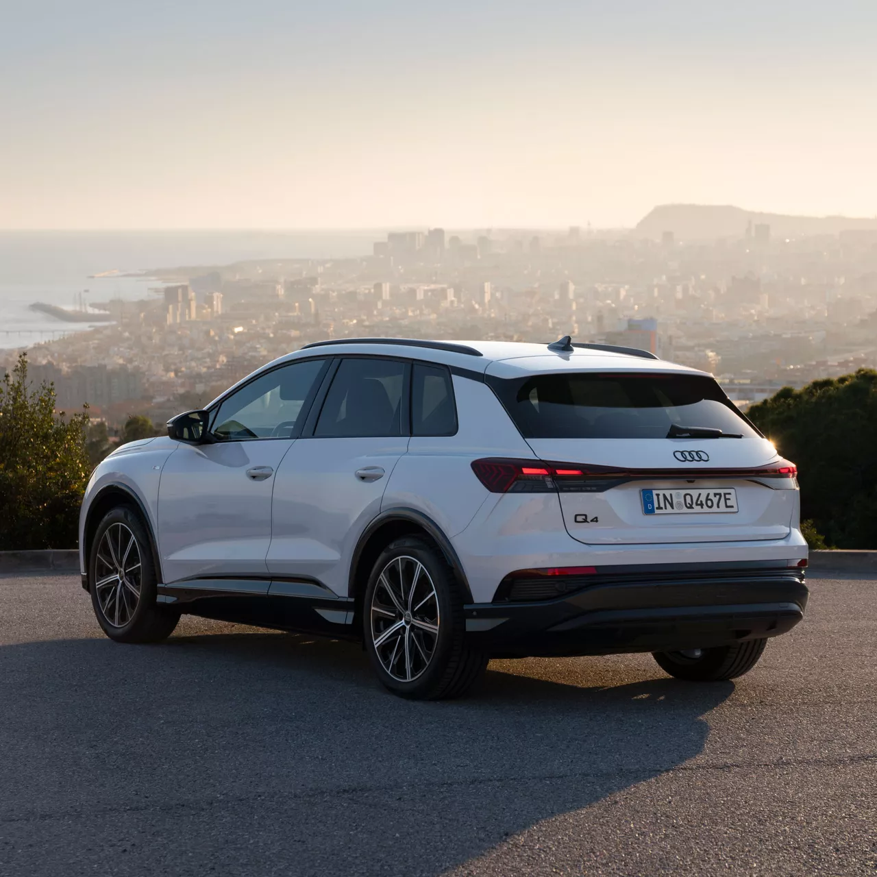 EIn Audi Q4 e-tron auf einer Straße