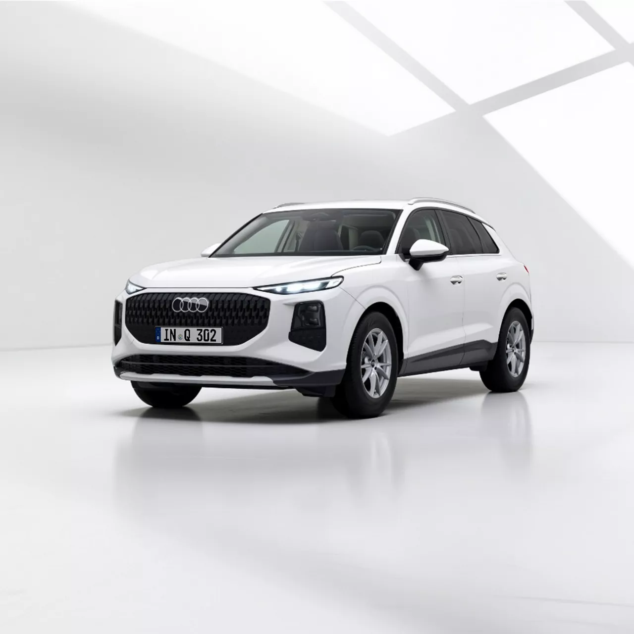 Audi Q3 SUV TFSI 110kW S tronic in Weiß von schräg vorne fotografiert vor einem hellen Hintergrund