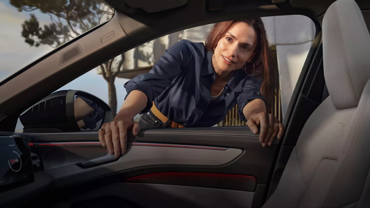 Eine Frau schaut durch das Beifahrer Fenster ins Auto