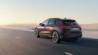 Ein lilaner Audi fährt auf einer Straße