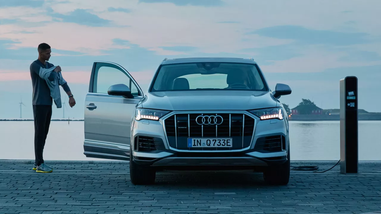 Audi Hybrid vor einem Gewässer mit offener Tür