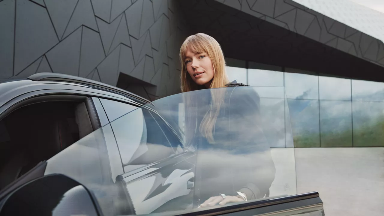 Eine Frau steigt in einen Audi 