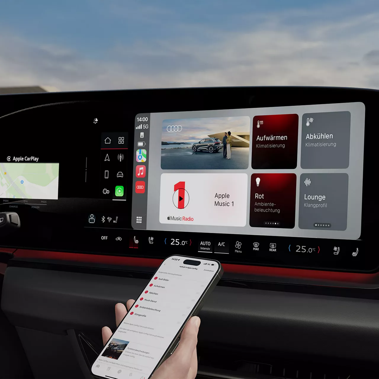 Frau hält im Auto ein Handy in der Hand mit Apple Car play