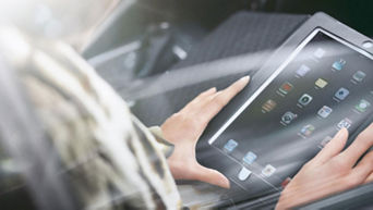 Frauenhände an einem Tablet