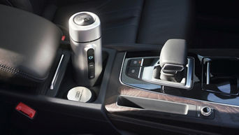 Espresso mobil im Getränkehalter der Mittelkonsole eines Audis.